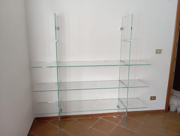 Libreria modulare in vetro trasparente a tre ripiani