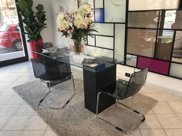 Tavolo da ufficio in vetro trasparente con base nera
