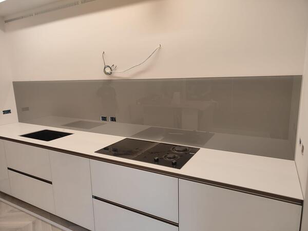 Paraschizzi cucina in vetro retro-laccato grigio