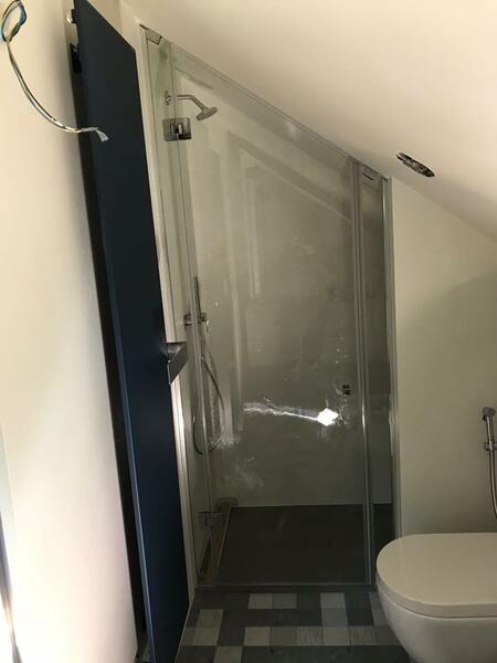 Box doccia in vetro su misura per bagno mansardato