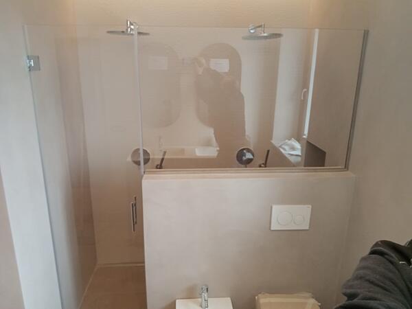 Box doccia walk-in su muretto con pannello fisso e anta a battente