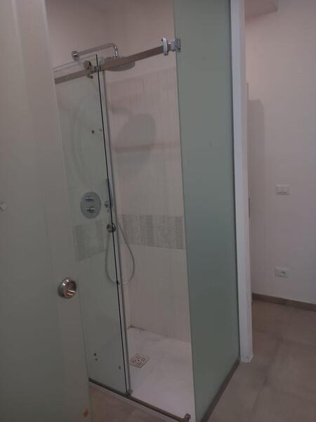 Box doccia ad angolo con porta scorrevole su binario superiore