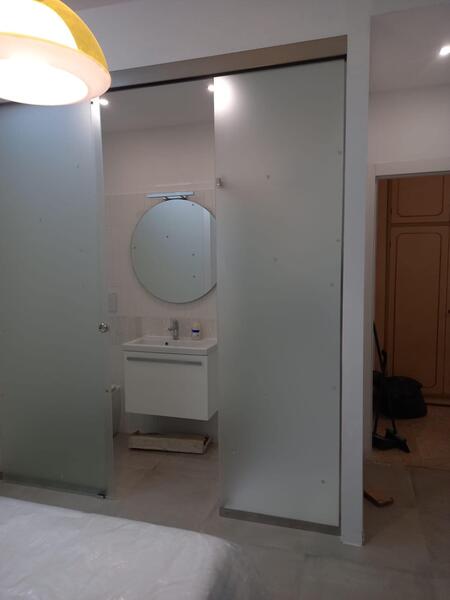 Box doccia in vetro satinato con porta scorrevole e pannello fisso