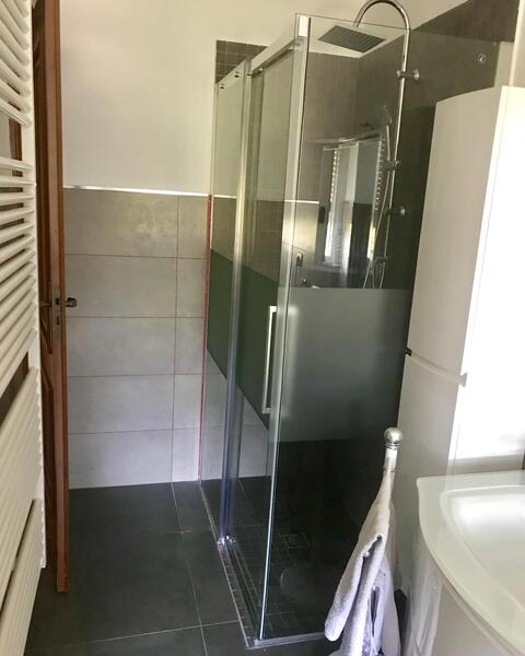 Box doccia walk-in con pannello fisso in vetro trasparente