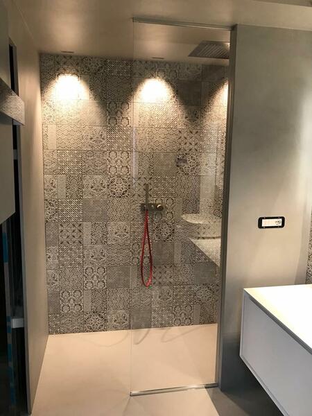 Box doccia walk-in con pannello fisso su rivestimento a maioliche