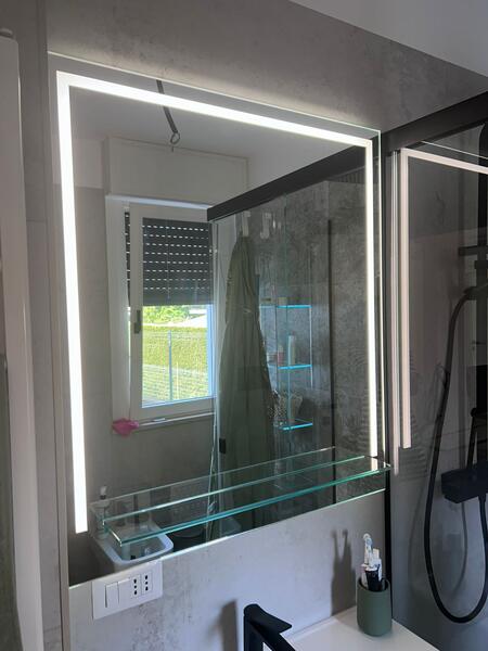 Specchio retroilluminato a LED su misura per bagno moderno