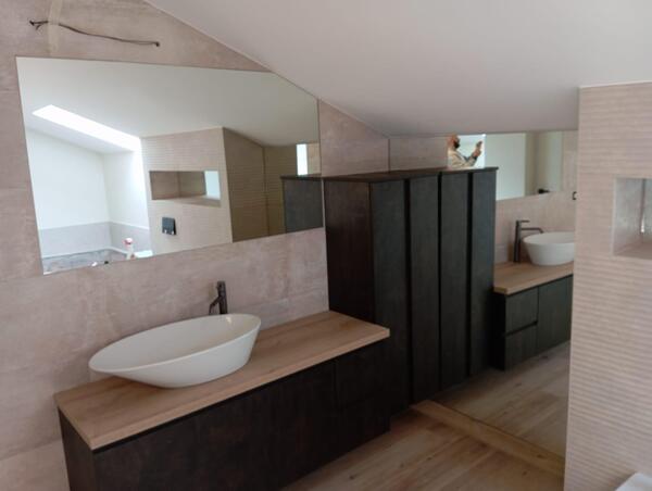 Specchio sagomato su misura per bagno mansardato