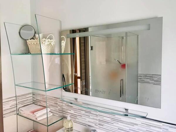 Specchio rettangolare con illuminazione LED integrata per bagno