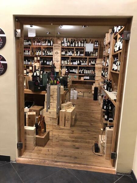 Doppia anta in vetro trasparente per ingresso enoteca