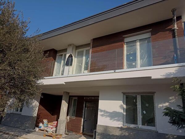 Parapetto in vetro su balcone esterno di villa moderna