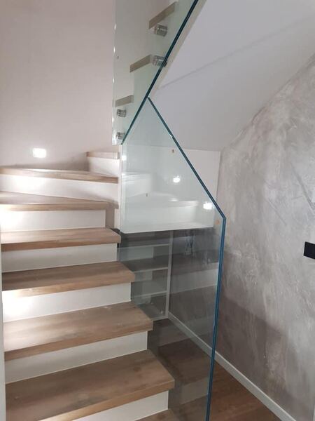 Parapetto in vetro su scala interna con gradini in legno