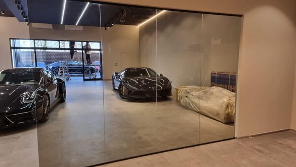 Parete vetrata trasparente per showroom di auto sportive