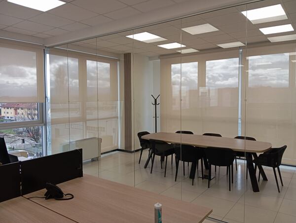 Sala riunioni con pareti vetrate trasparenti in ufficio moderno