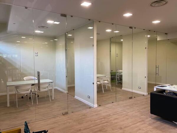 Open space modulare con sale separate da pareti in vetro