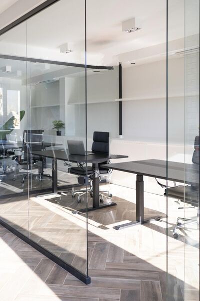 Sala riunioni con parete vetrata su pavimento in parquet