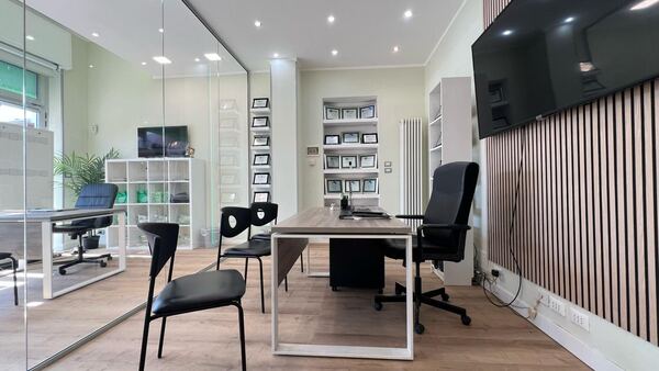 Sala riunioni con parete in vetro a tutta altezza
