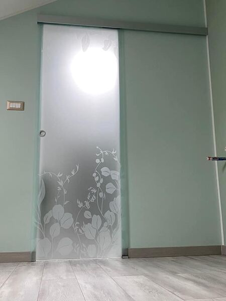 Porta scorrevole in vetro sabbiato con decoro floreale
