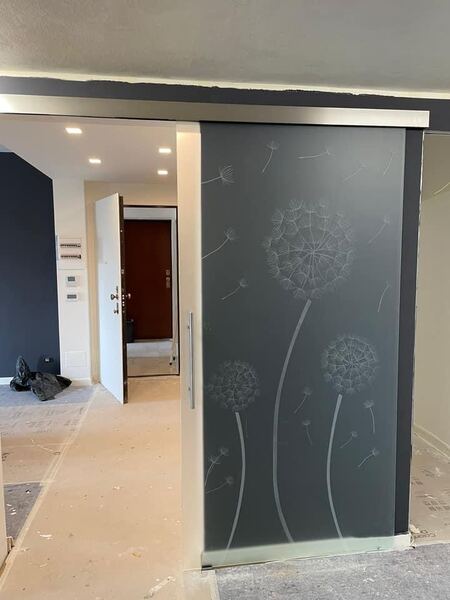 Anta scorrevole in vetro sabbiato con decoro soffioni di tarassaco