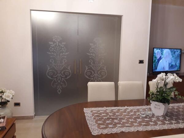 Doppia anta in vetro sabbiato con decoro damascato classico