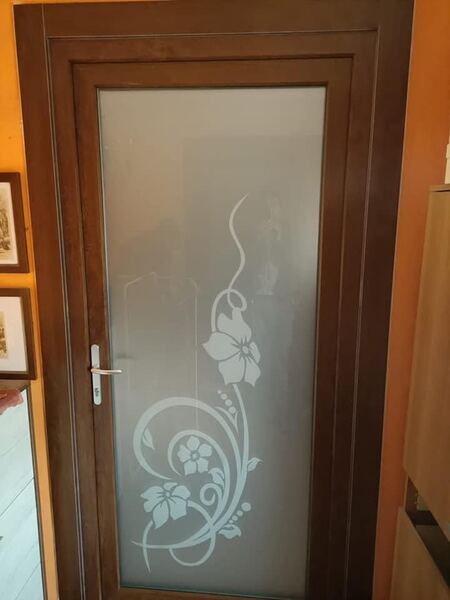 Porta in legno con vetro sabbiato e decoro floreale arabescato