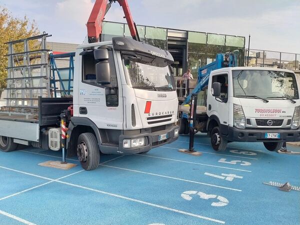 Camion gru Vetreria F.S. in cantiere per posa vetri