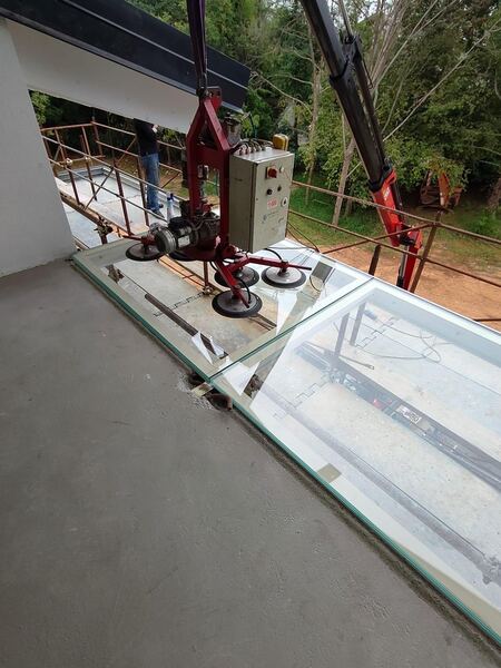 Posa di vetrata con ventose meccaniche in cantiere