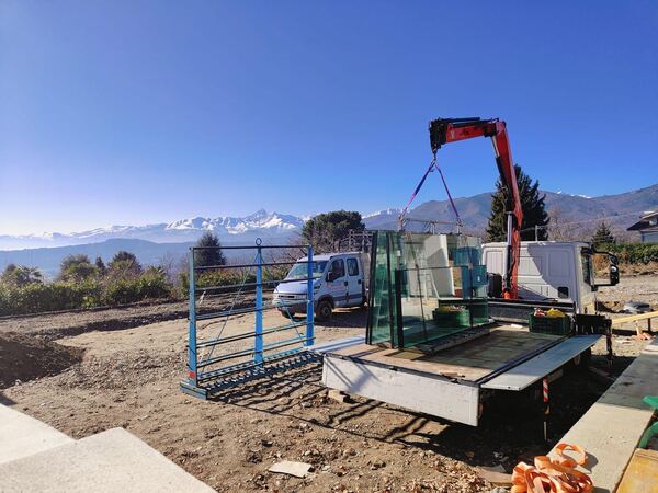 Trasporto vetrate isolanti con camion gru in zona montana