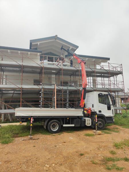 Cantiere installazione vetri su villa in costruzione