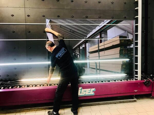 Operatore al macchinario ISEC per produzione di vetrate isolanti