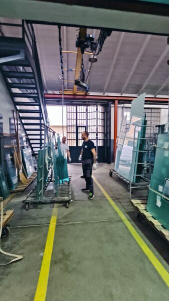 Reparto produzione con stoccaggio vetri su cavalletti