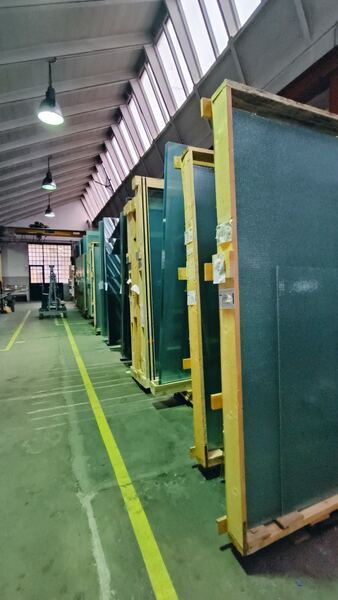 Vetrate isolanti stoccate verticalmente nel reparto produzione