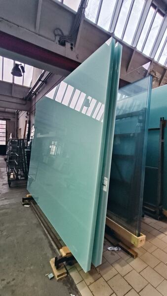 Lastre di vetro float in attesa di trasformazione
