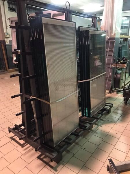 Vetrate isolanti con veneziana integrata stoccate in officina Vetreria F.S.