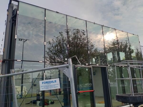 Facciata vetrata continua su edificio commerciale