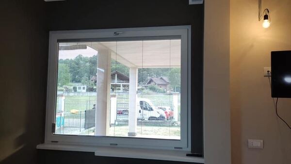 Finestra fissa con vetrocamera isolante in appartamento